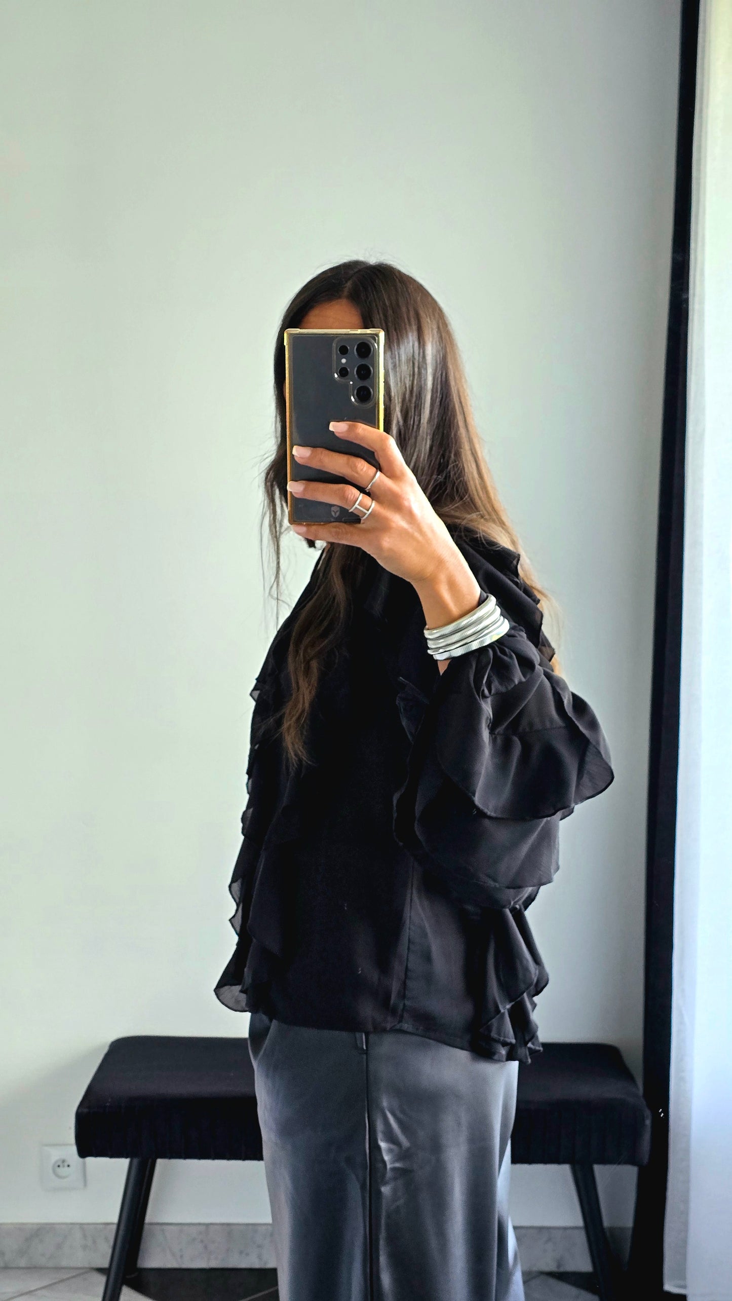 Blouse noire à volants – Élégance & mouvement