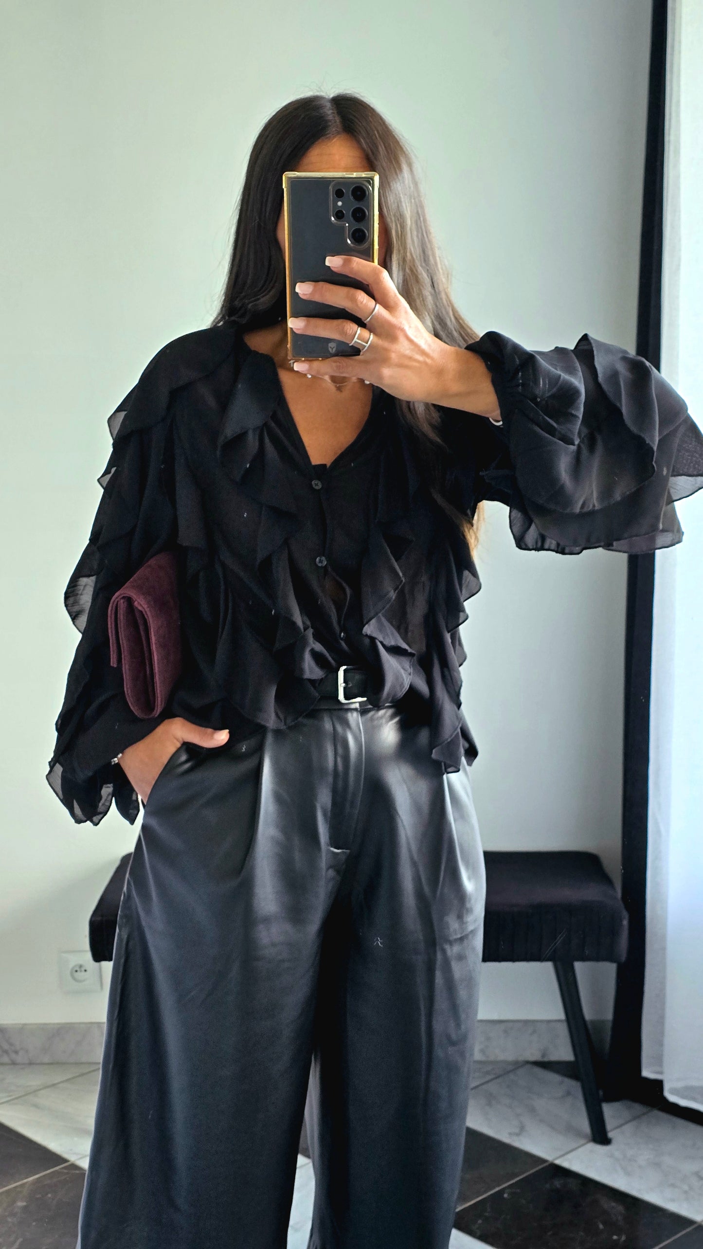 Blouse noire à volants – Élégance & mouvement