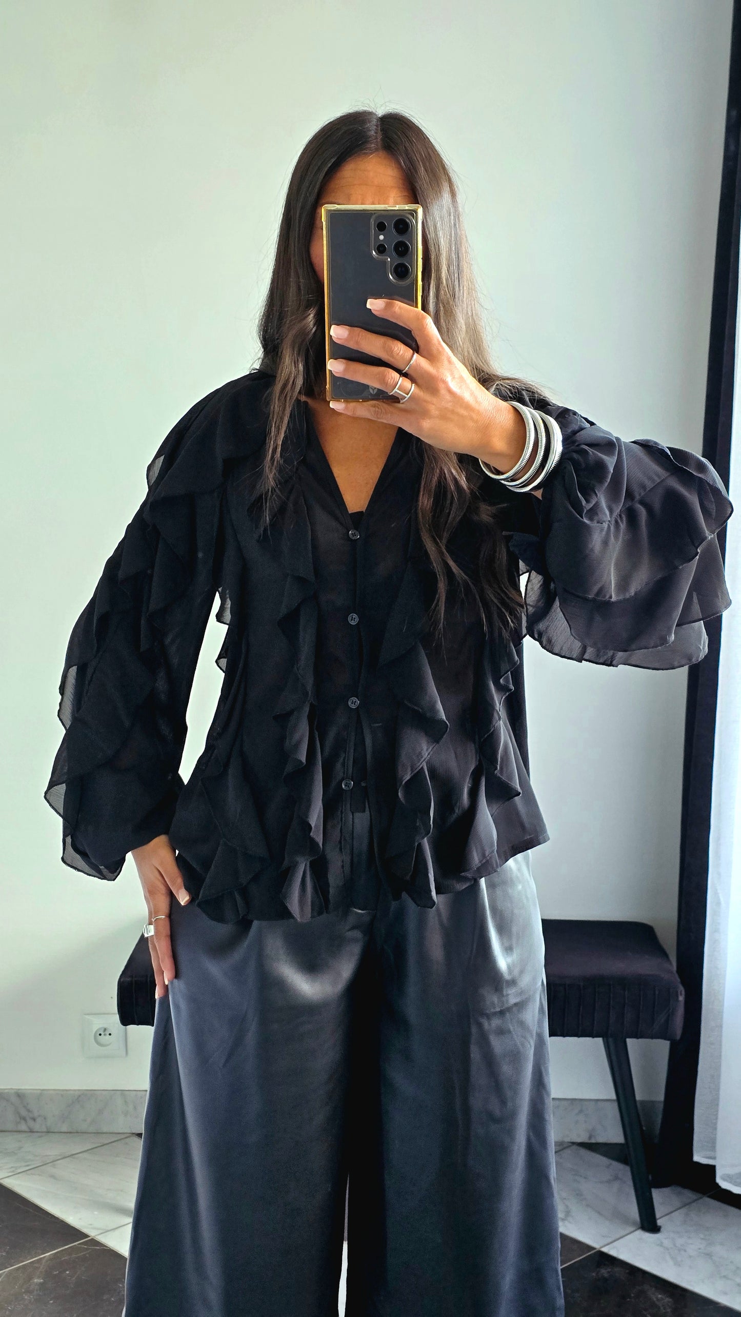 Blouse noire à volants – Élégance & mouvement