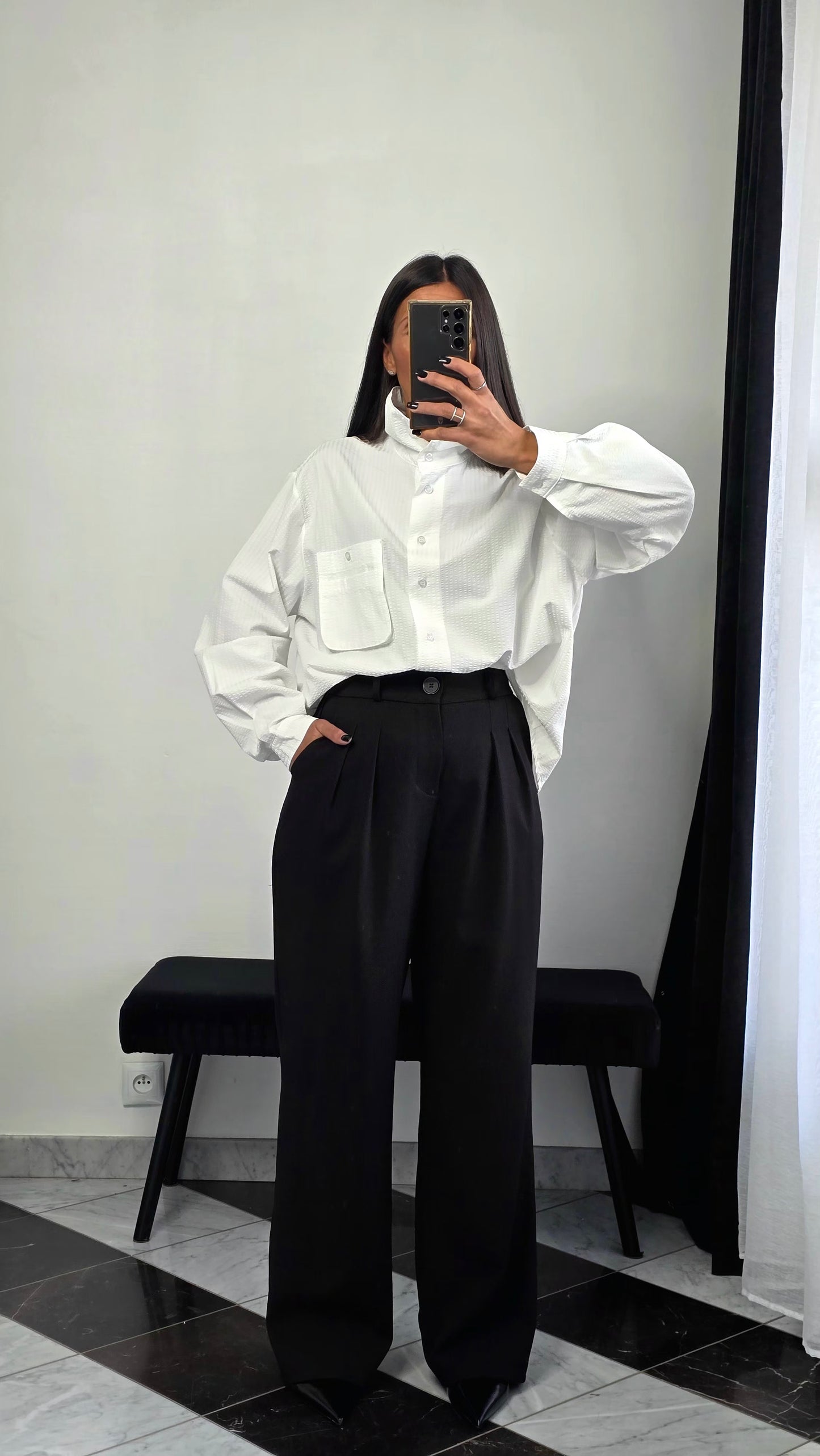 Chemise Blanche Oversize Texturée – Détail Poche & Col Boutonné