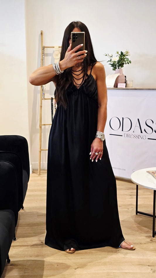 Robe longue en satin noir à détail plissé poitrine