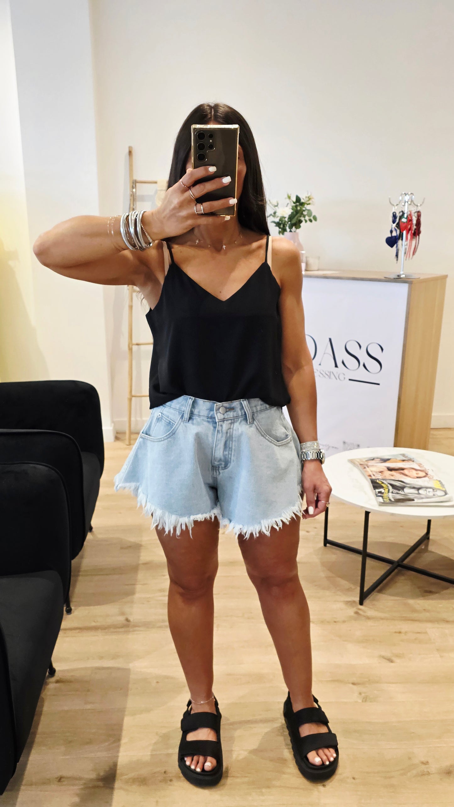 Short en jean clair à bords effilochés