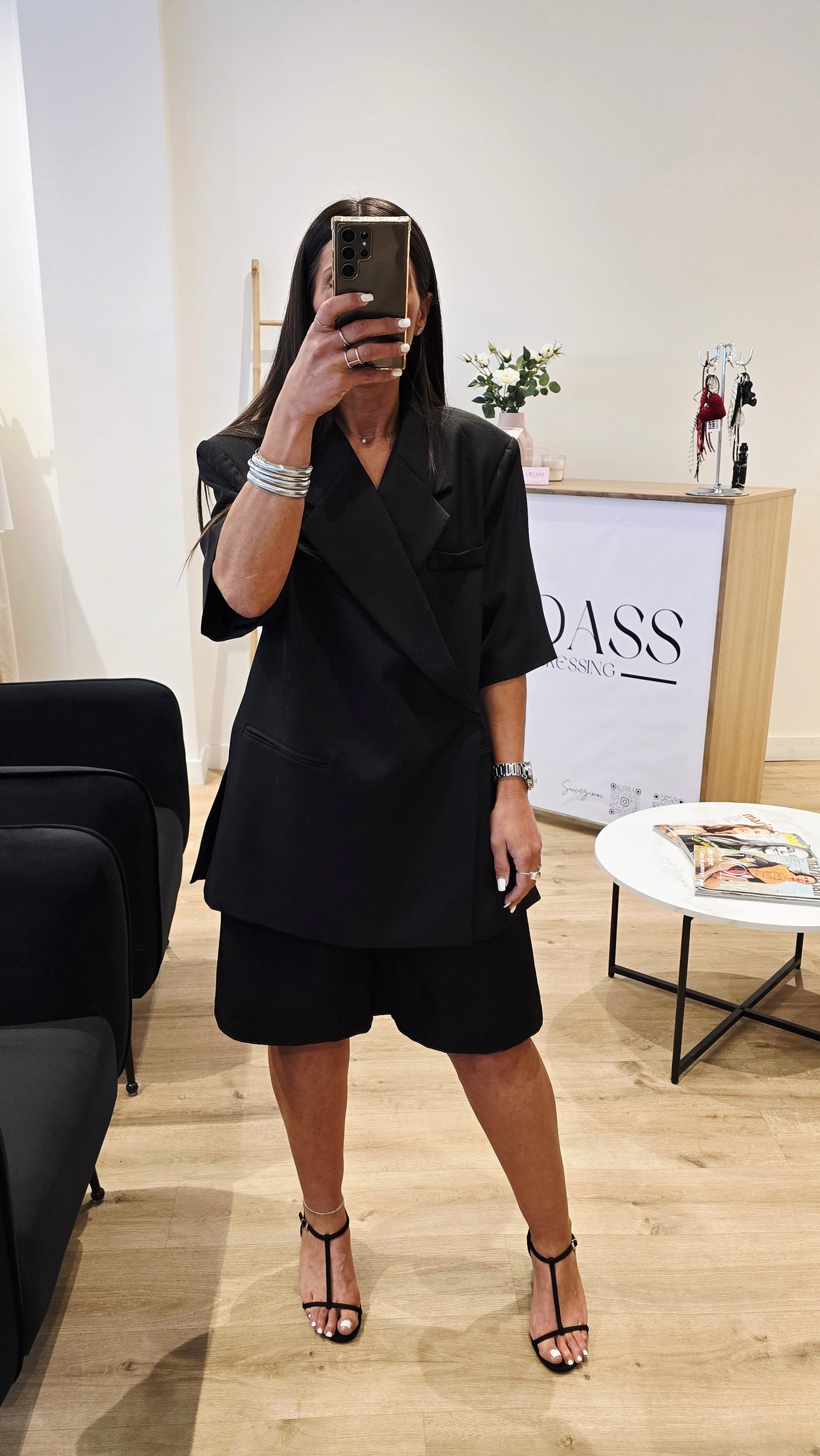 Blazer manches courtes structuré noir – Élégance minimaliste ⚠️ PRÉCOMMANDE jusqu'au Dimanche 22/06 et expédition à compter du 30/06 (peut-être avant)