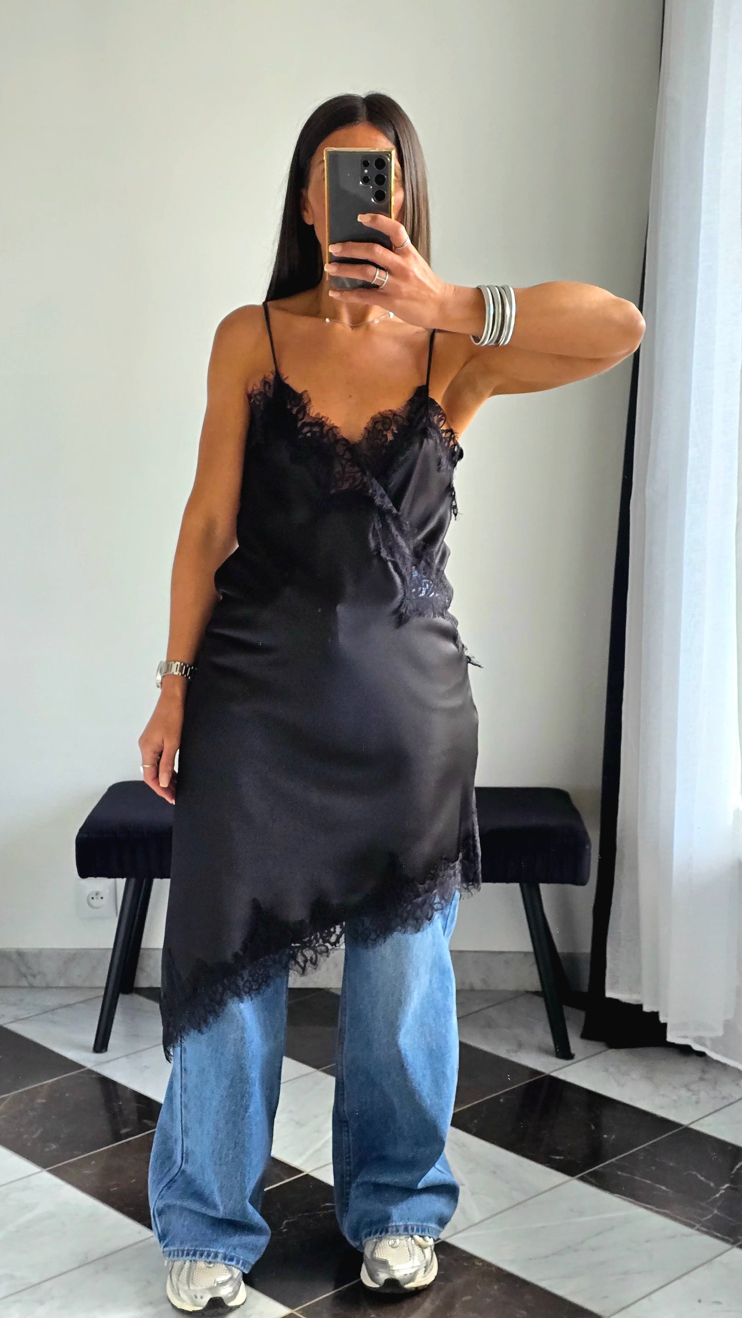 Robe Satin & Dentelle – Noir Intense