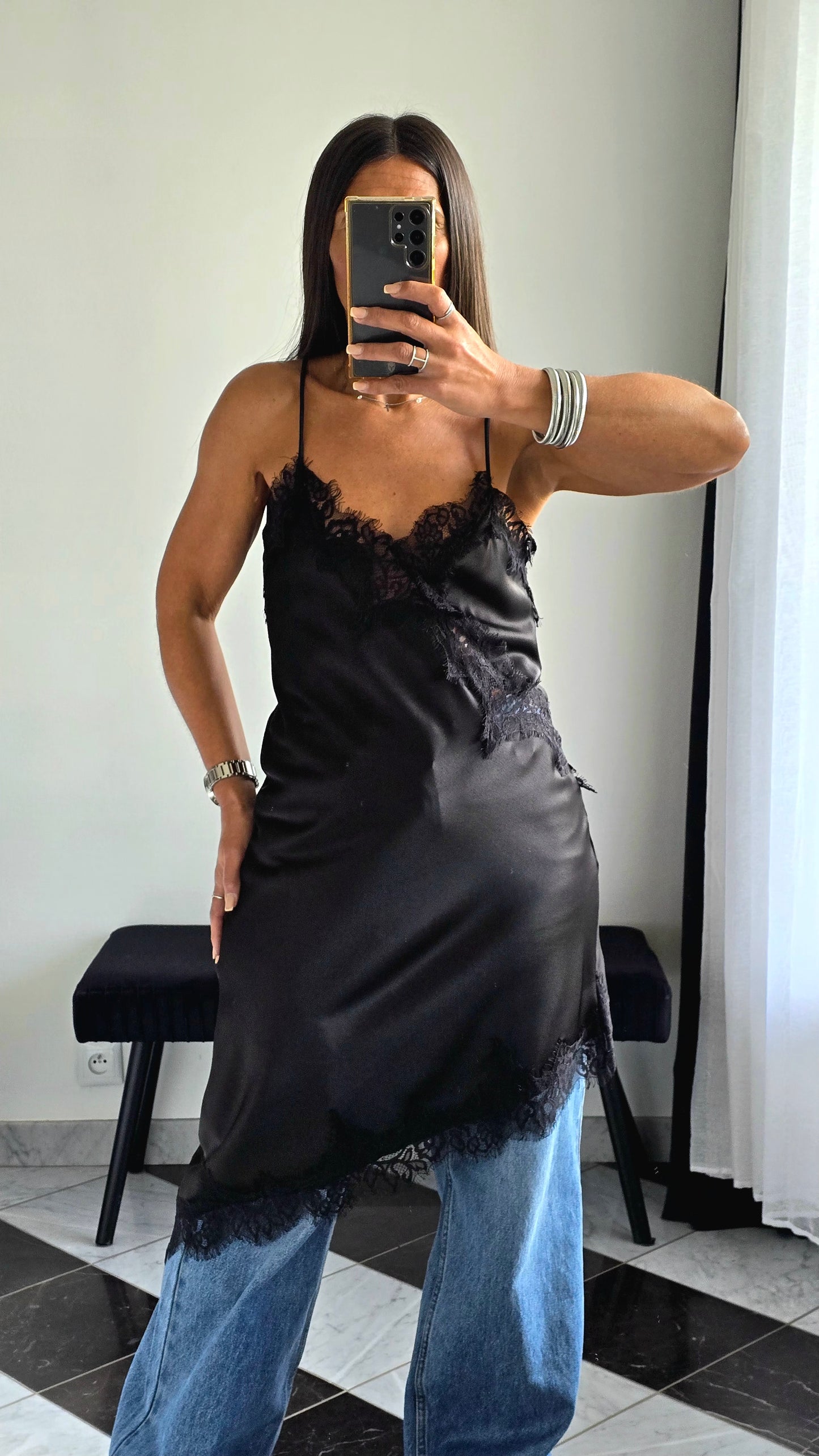 Robe Satin & Dentelle – Noir Intense