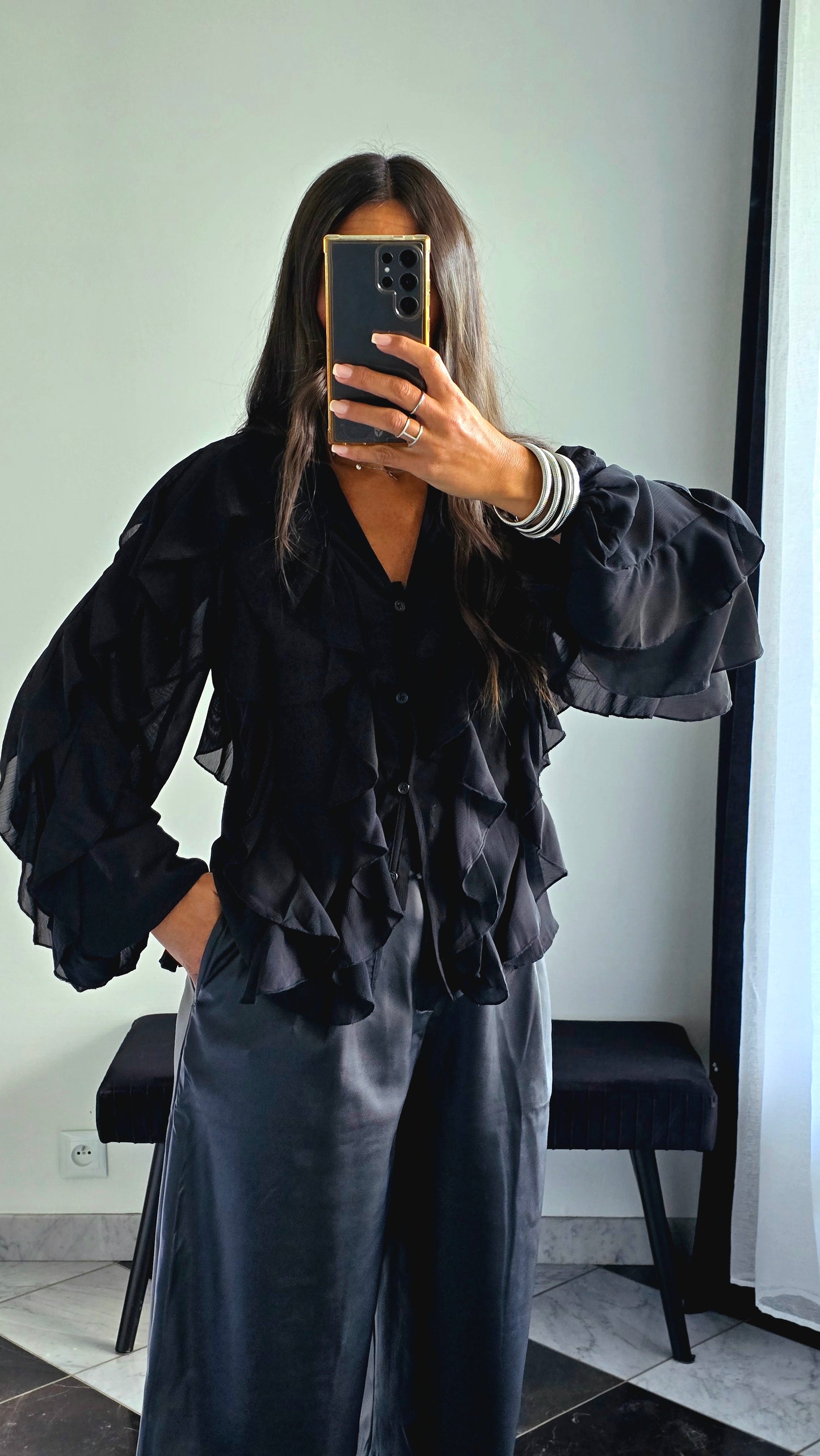 Blouse noire à volants – Élégance & mouvement