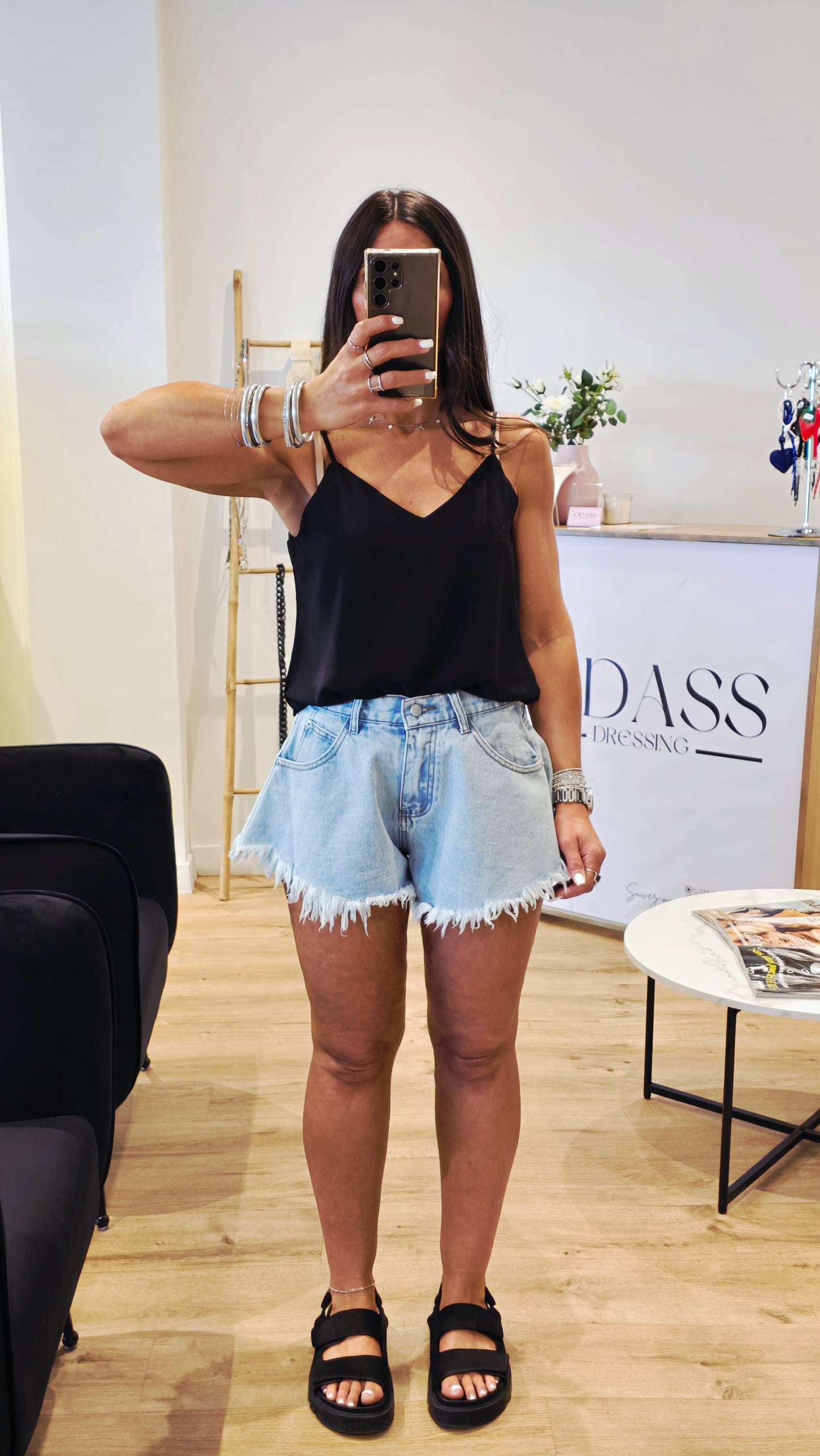 Short en jean clair à bords effilochés