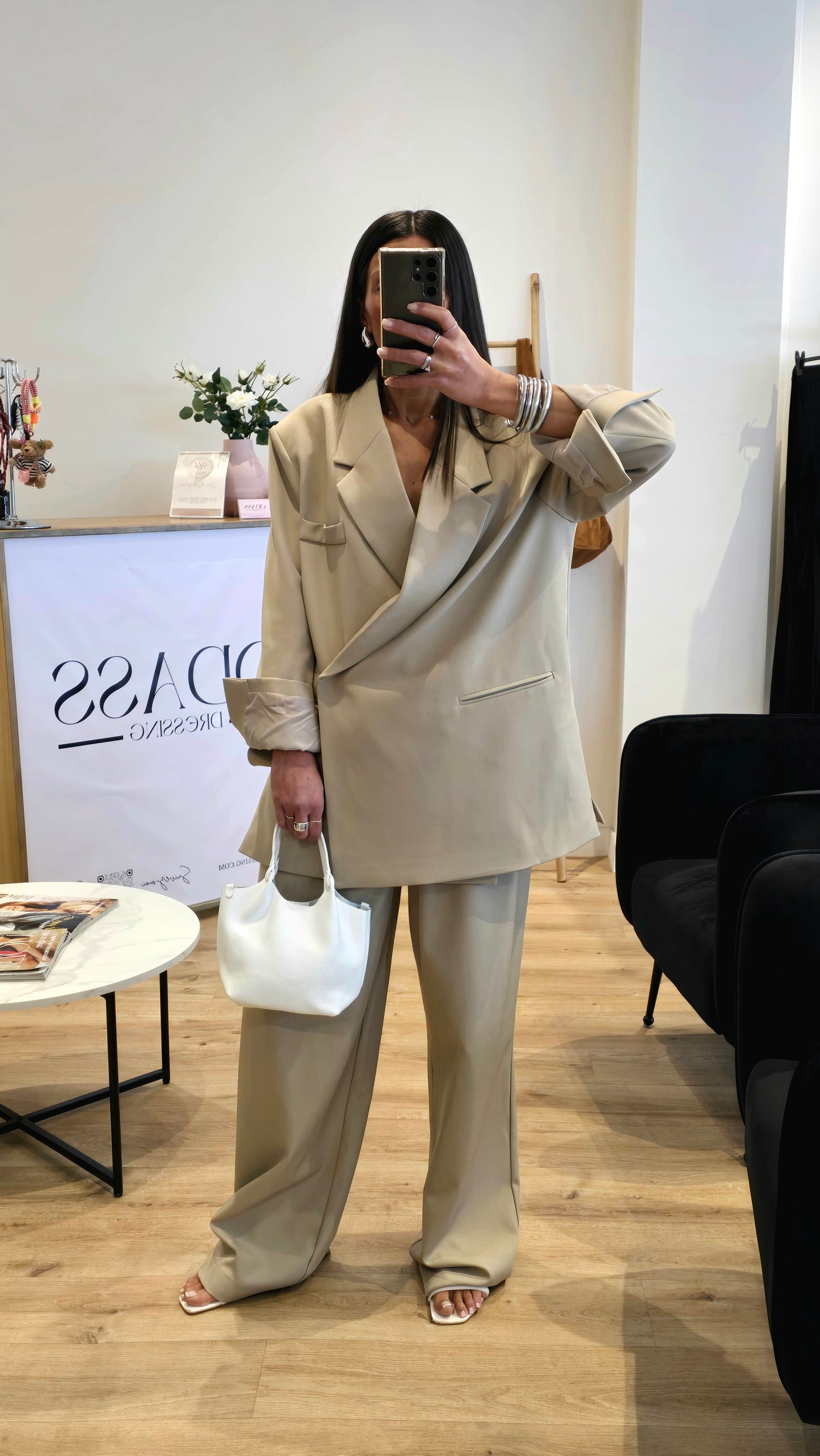 Mini Sac Seau en Cuir Grainé Blanc – Élégance au format compact