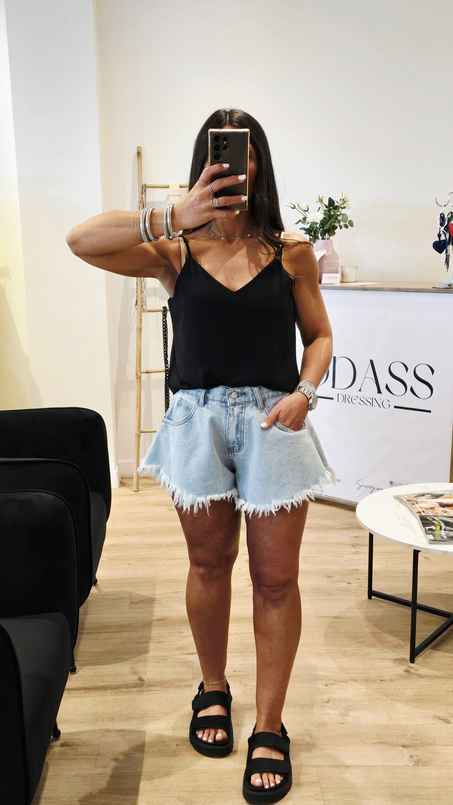 Short en jean clair à bords effilochés