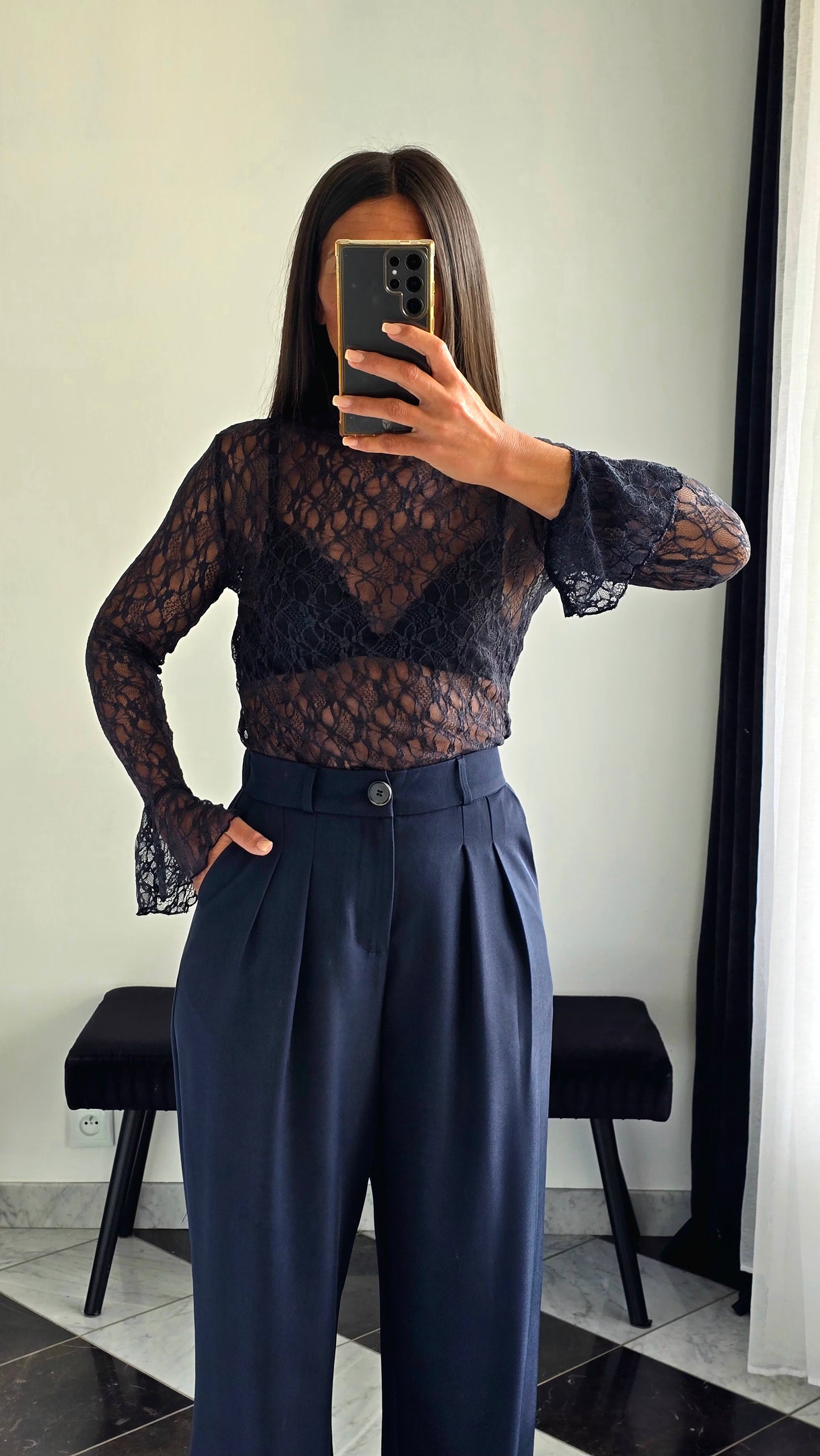 Haut en Dentelle à Col Cheminée – Bleu Marine Profond