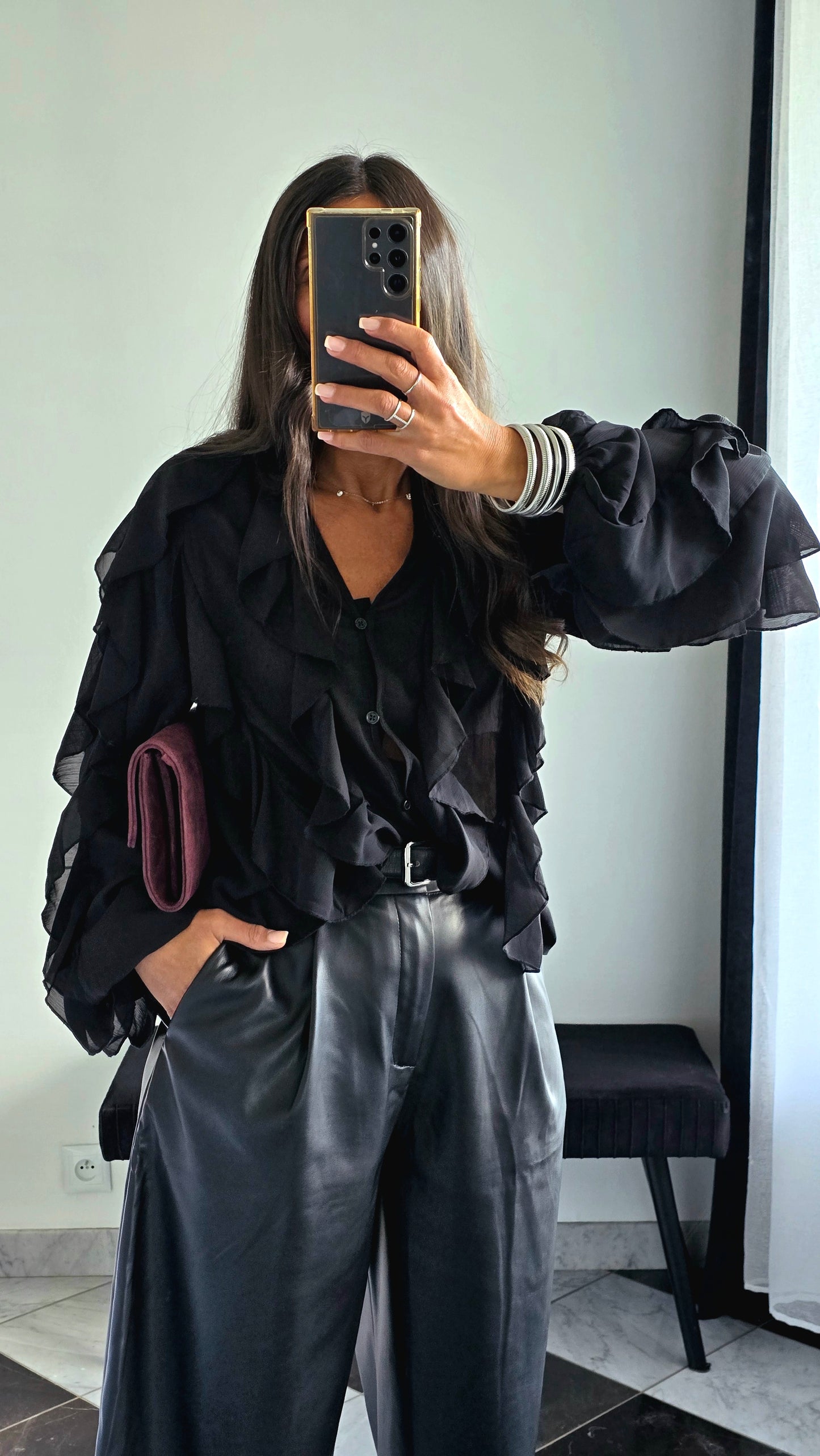 Blouse noire à volants – Élégance & mouvement