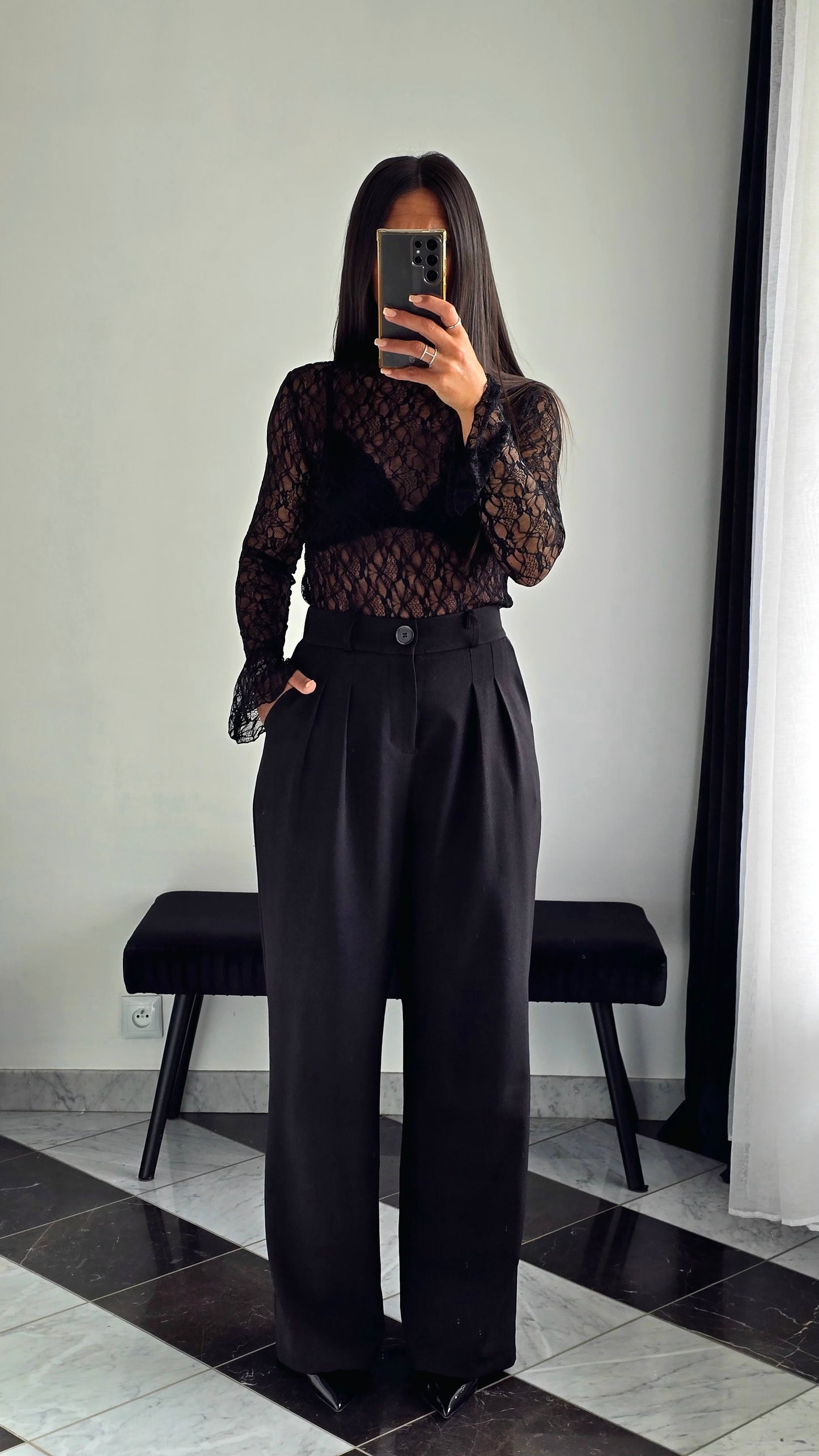 Haut en Dentelle à Col Cheminée – Noir Intense