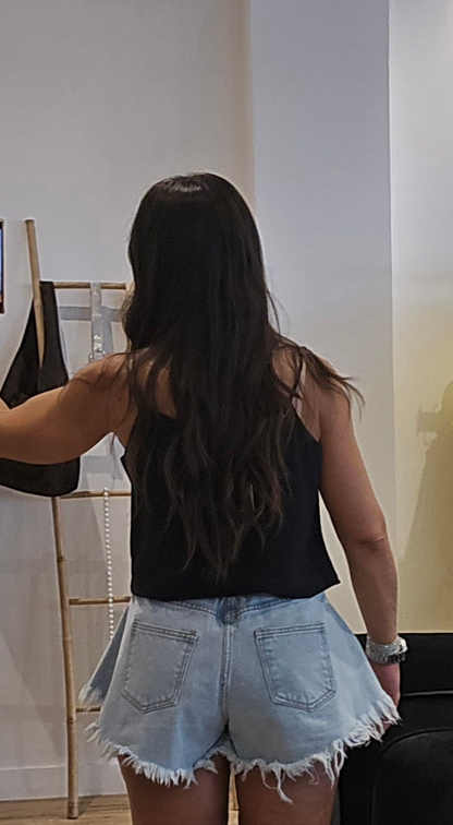Short en jean clair à bords effilochés