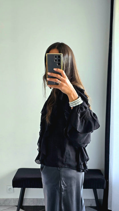 Blouse noire à volants – Élégance & mouvement