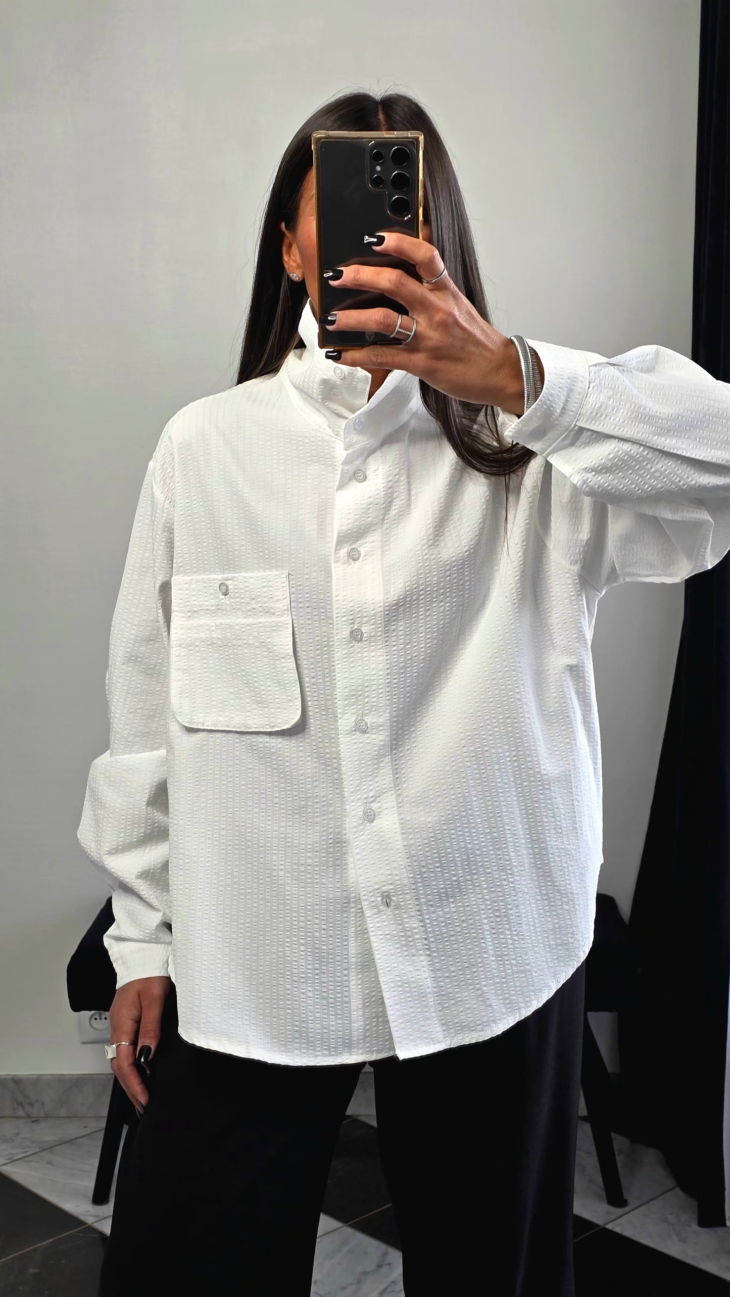 Chemise Blanche Oversize Texturée – Détail Poche & Col Boutonné