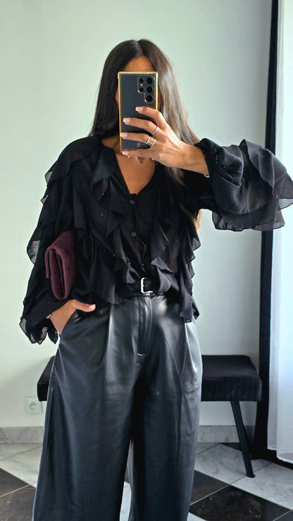 Blouse noire à volants – Élégance & mouvement