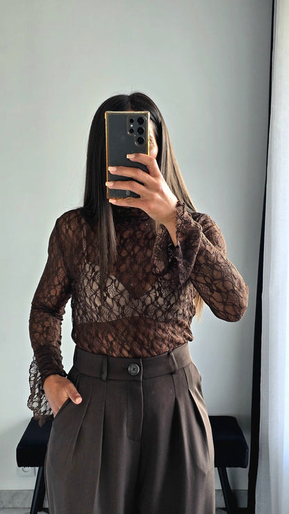 Haut en Dentelle à Col Cheminée – Chocolat Intense