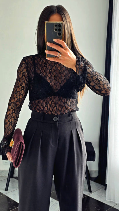 Haut en Dentelle à Col Cheminée – Noir Intense