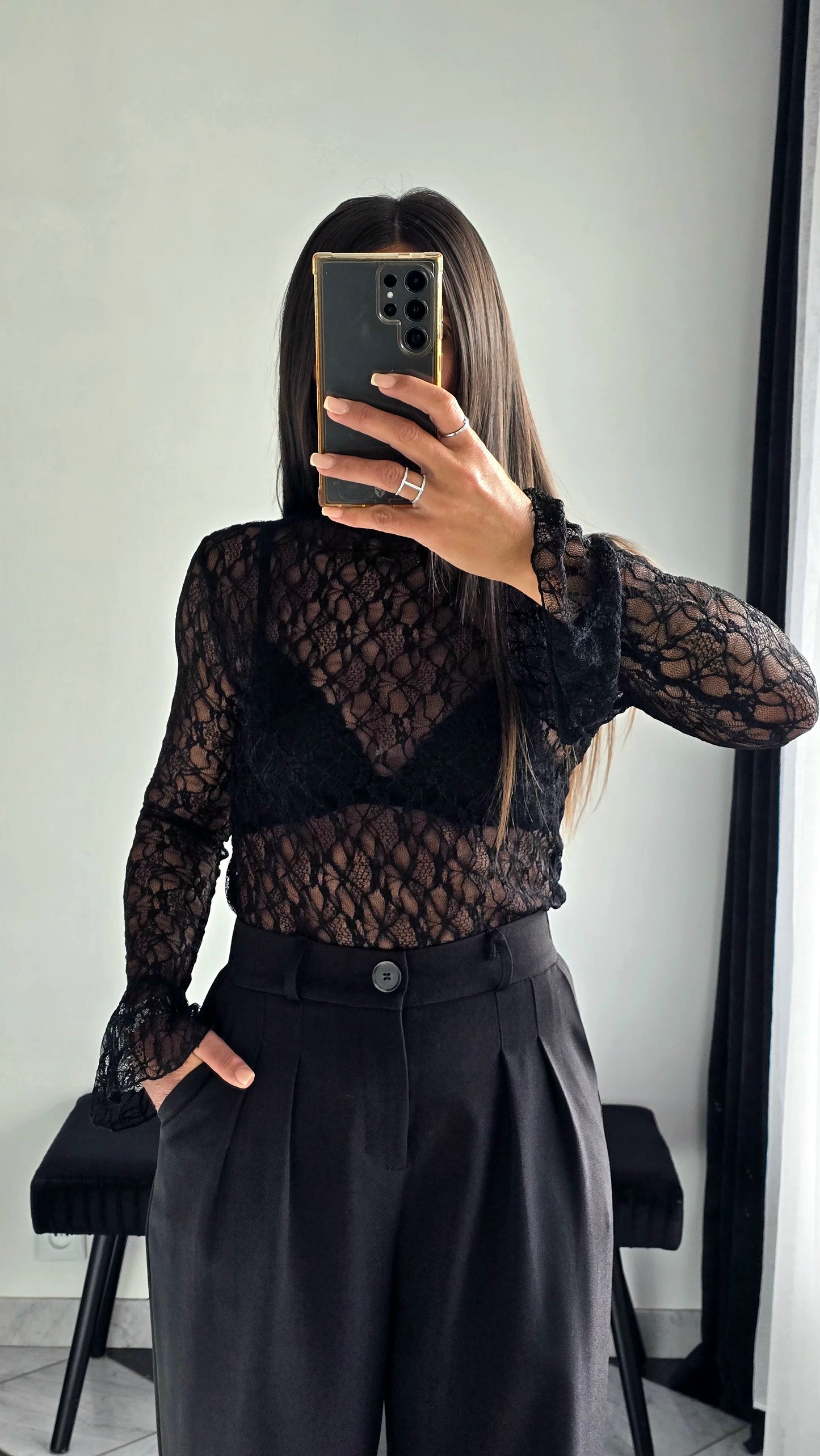 Haut en Dentelle à Col Cheminée – Noir Intense