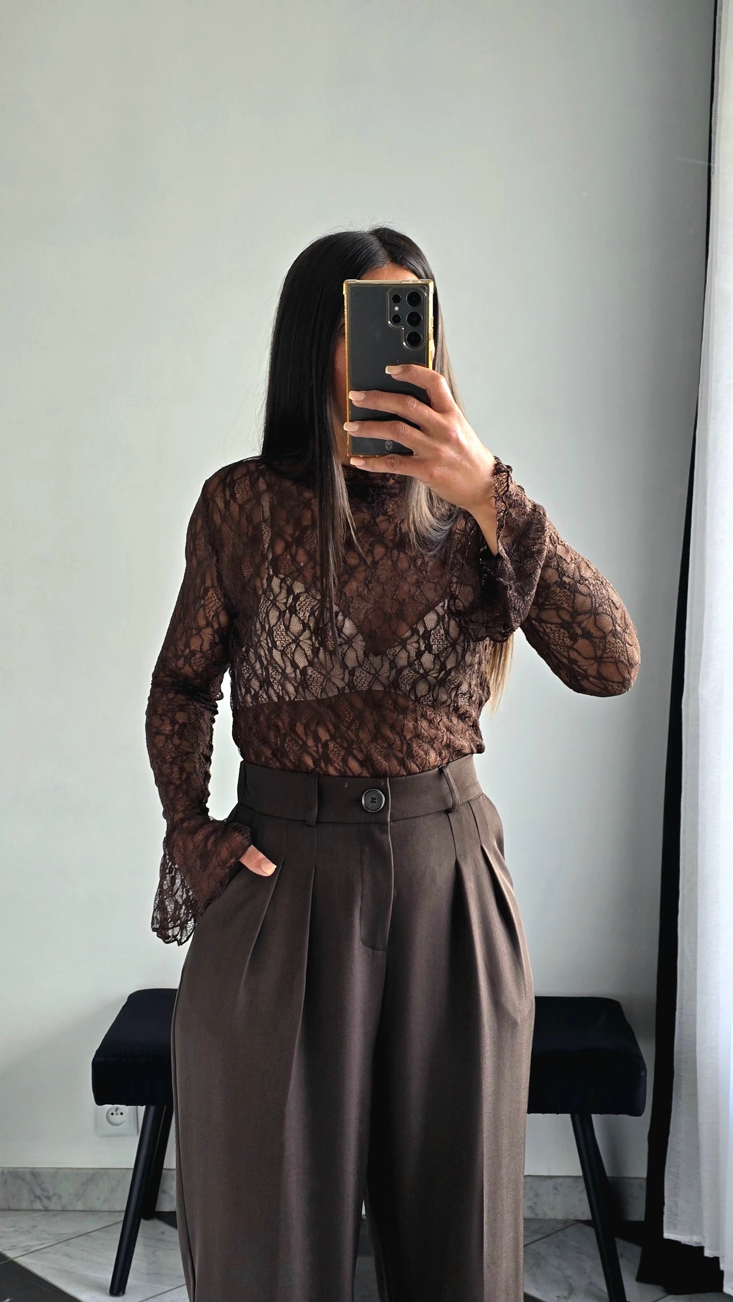 Haut en Dentelle à Col Cheminée – Chocolat Intense