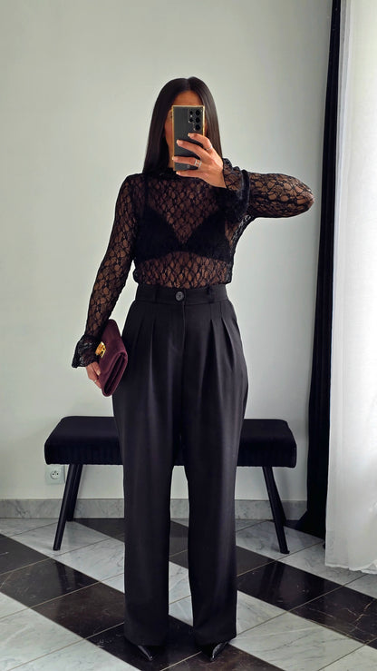 Haut en Dentelle à Col Cheminée – Noir Intense
