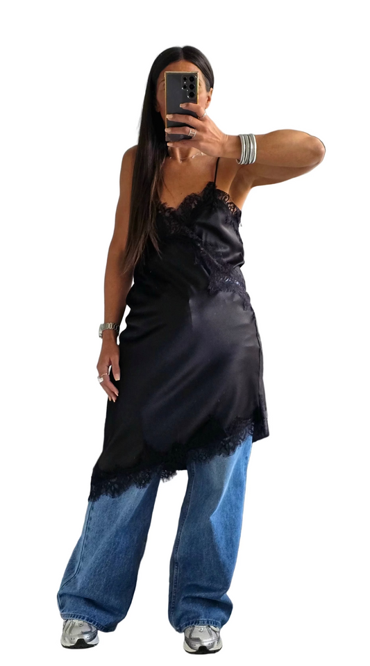 Robe Satin & Dentelle – Noir Intense