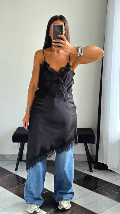 Robe Satin & Dentelle – Noir Intense
