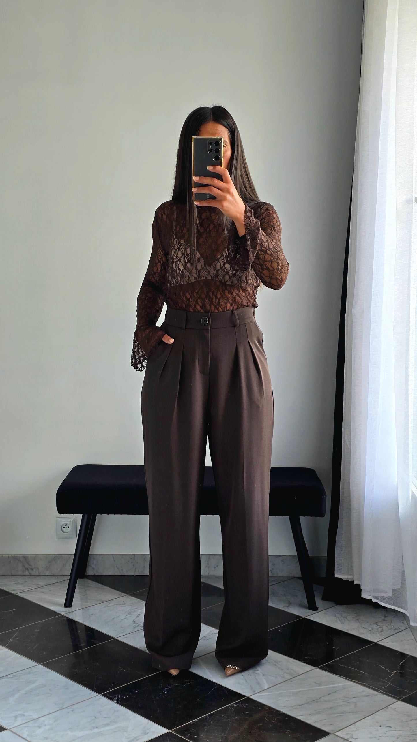 Haut en Dentelle à Col Cheminée – Chocolat Intense