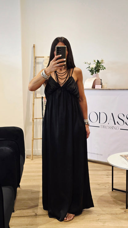 Robe longue en satin noir à détail plissé poitrine