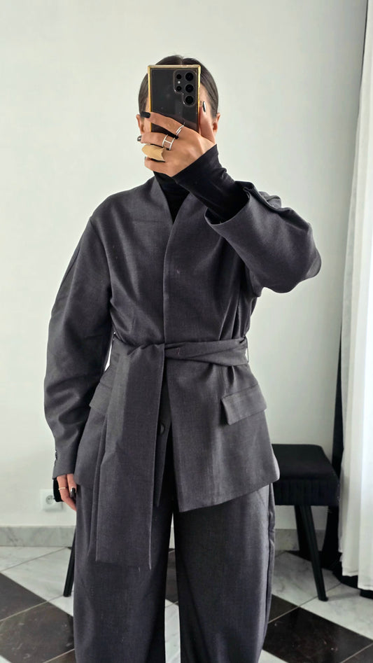 Veste Tailleur Graphite – Coupe Architecturale & Ceinture Oversize