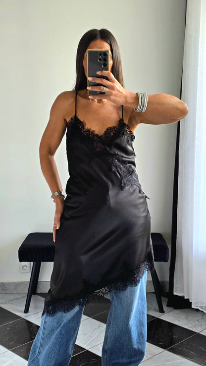 Robe Satin & Dentelle – Noir Intense
