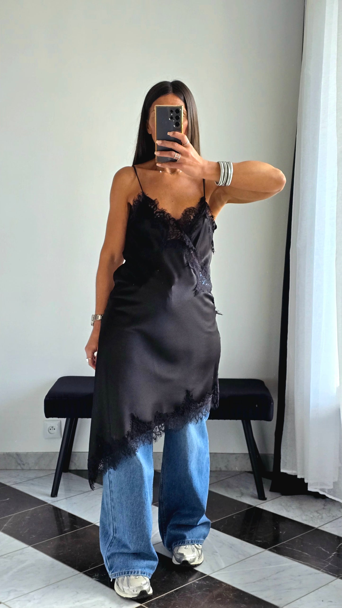 Robe Satin & Dentelle – Noir Intense