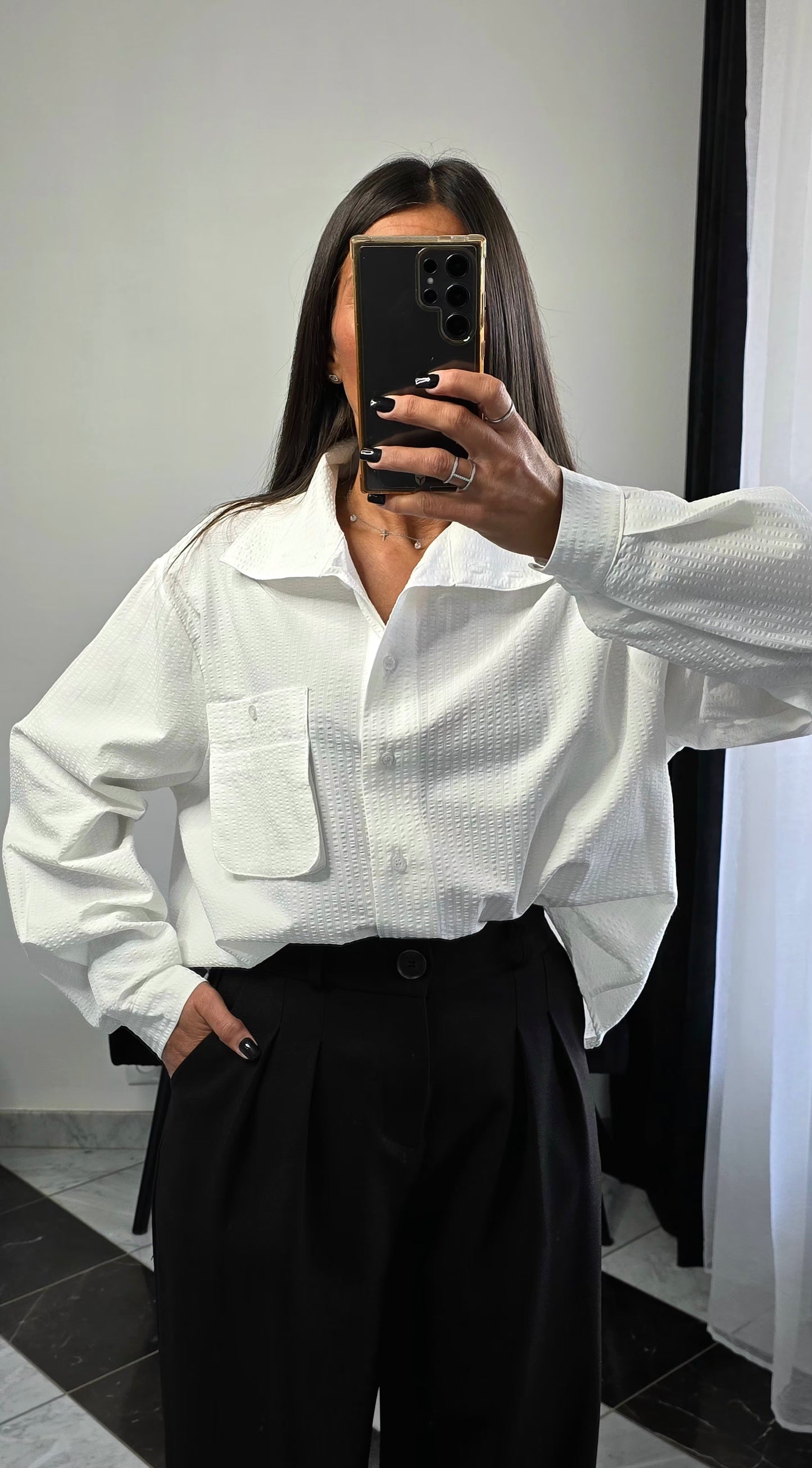 Chemise Blanche Oversize Texturée – Détail Poche & Col Boutonné