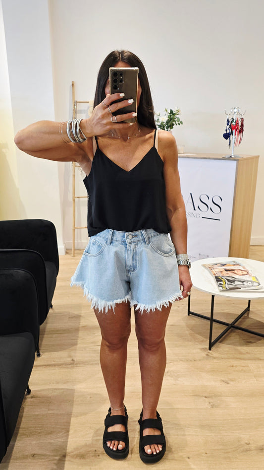 Short en jean clair à bords effilochés