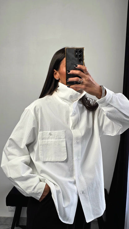 Chemise Blanche Oversize Texturée – Détail Poche & Col Boutonné