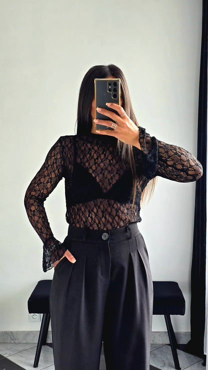 Haut en Dentelle à Col Cheminée – Noir Intense