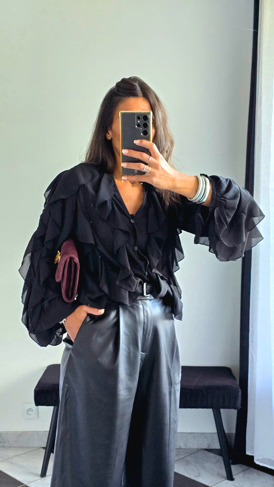 Blouse noire à volants – Élégance & mouvement
