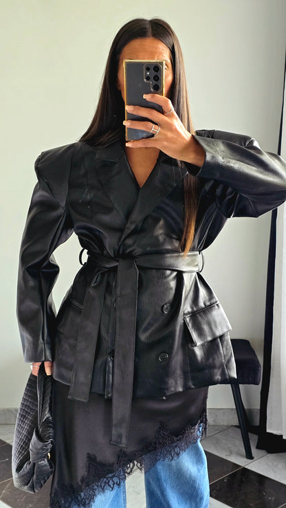 Veste Blazer Ceinturée en Simili – L’Iconique Structuré