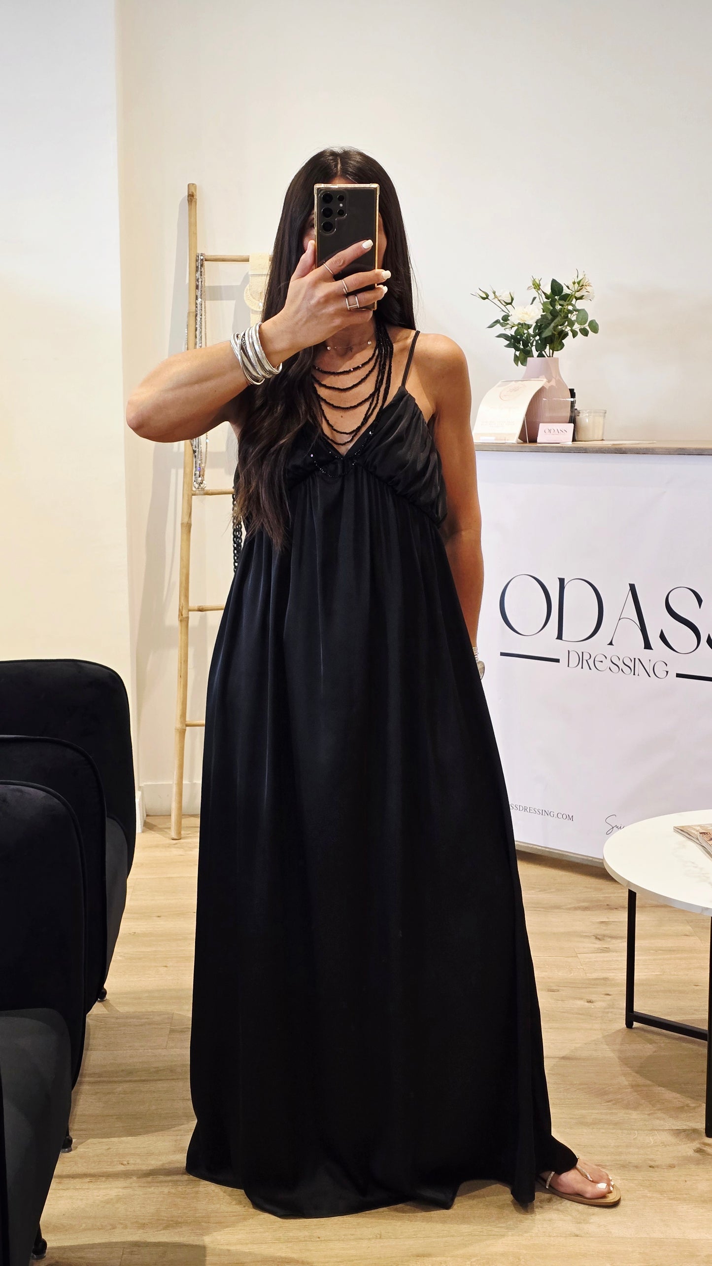 Robe longue en satin noir à détail plissé poitrine