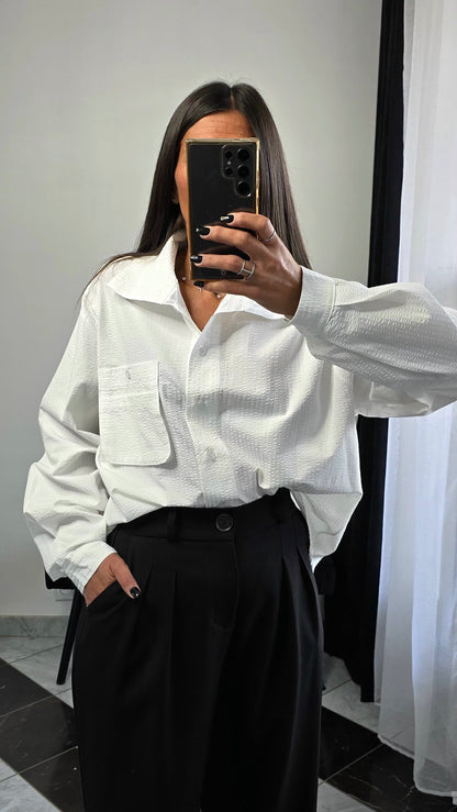 Chemise Blanche Oversize Texturée – Détail Poche & Col Boutonné
