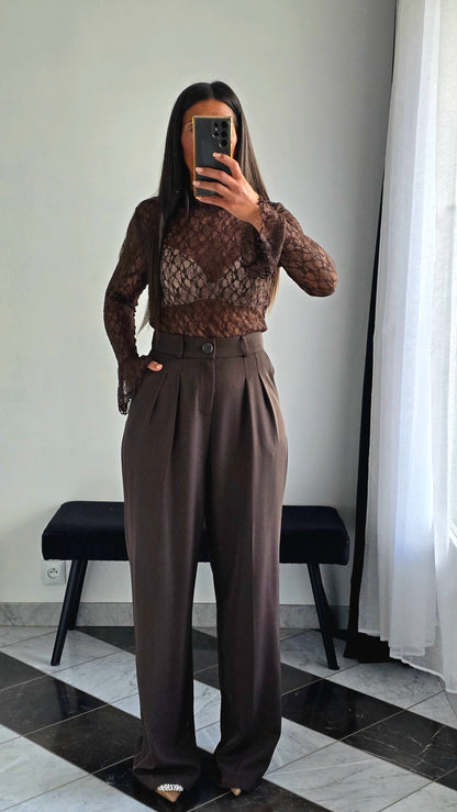 Haut en Dentelle à Col Cheminée – Chocolat Intense