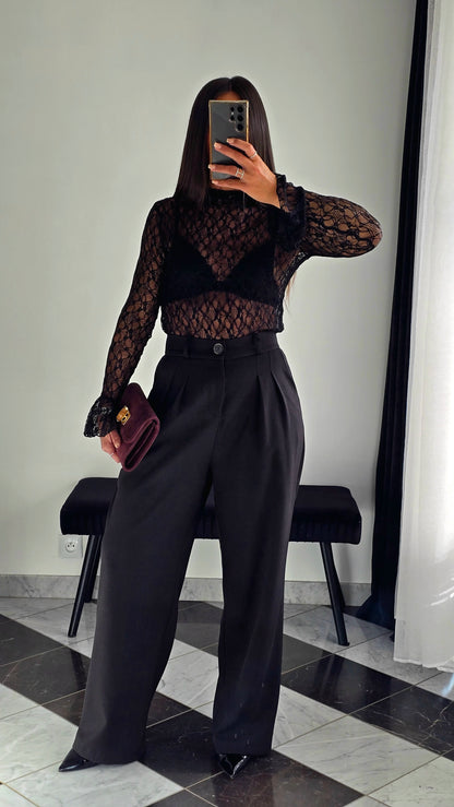 Haut en Dentelle à Col Cheminée – Noir Intense