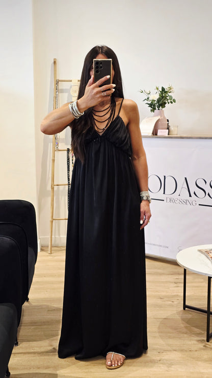 Robe longue en satin noir à détail plissé poitrine