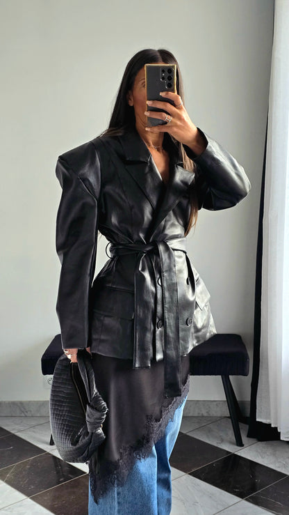 Veste Blazer Ceinturée en Simili – L’Iconique Structuré