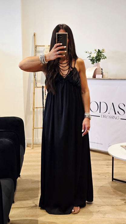 Robe longue en satin noir à détail plissé poitrine