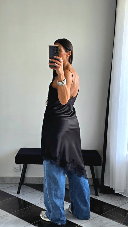 Robe Satin & Dentelle – Noir Intense