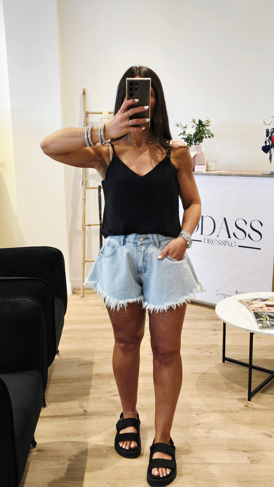 Short en jean clair à bords effilochés