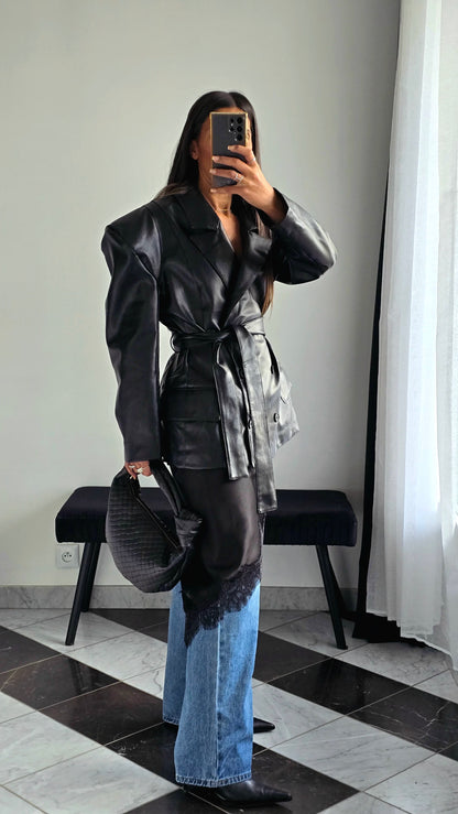 Veste Blazer Ceinturée en Simili – L’Iconique Structuré