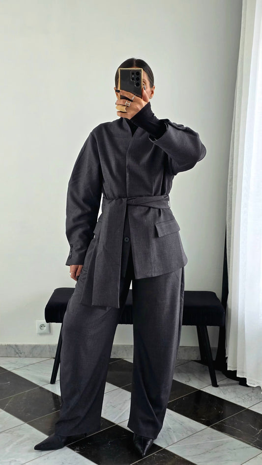 Veste Tailleur Graphite – Coupe Architecturale & Ceinture Oversize