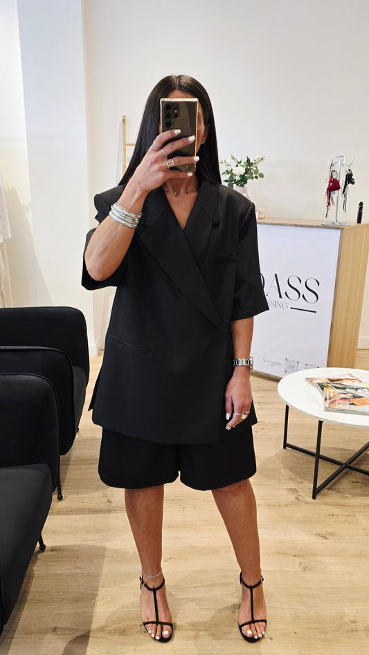 Blazer manches courtes structuré noir – Élégance minimaliste ⚠️ PRÉCOMMANDE jusqu'au Dimanche 22/06 et expédition à compter du 30/06 (peut-être avant)